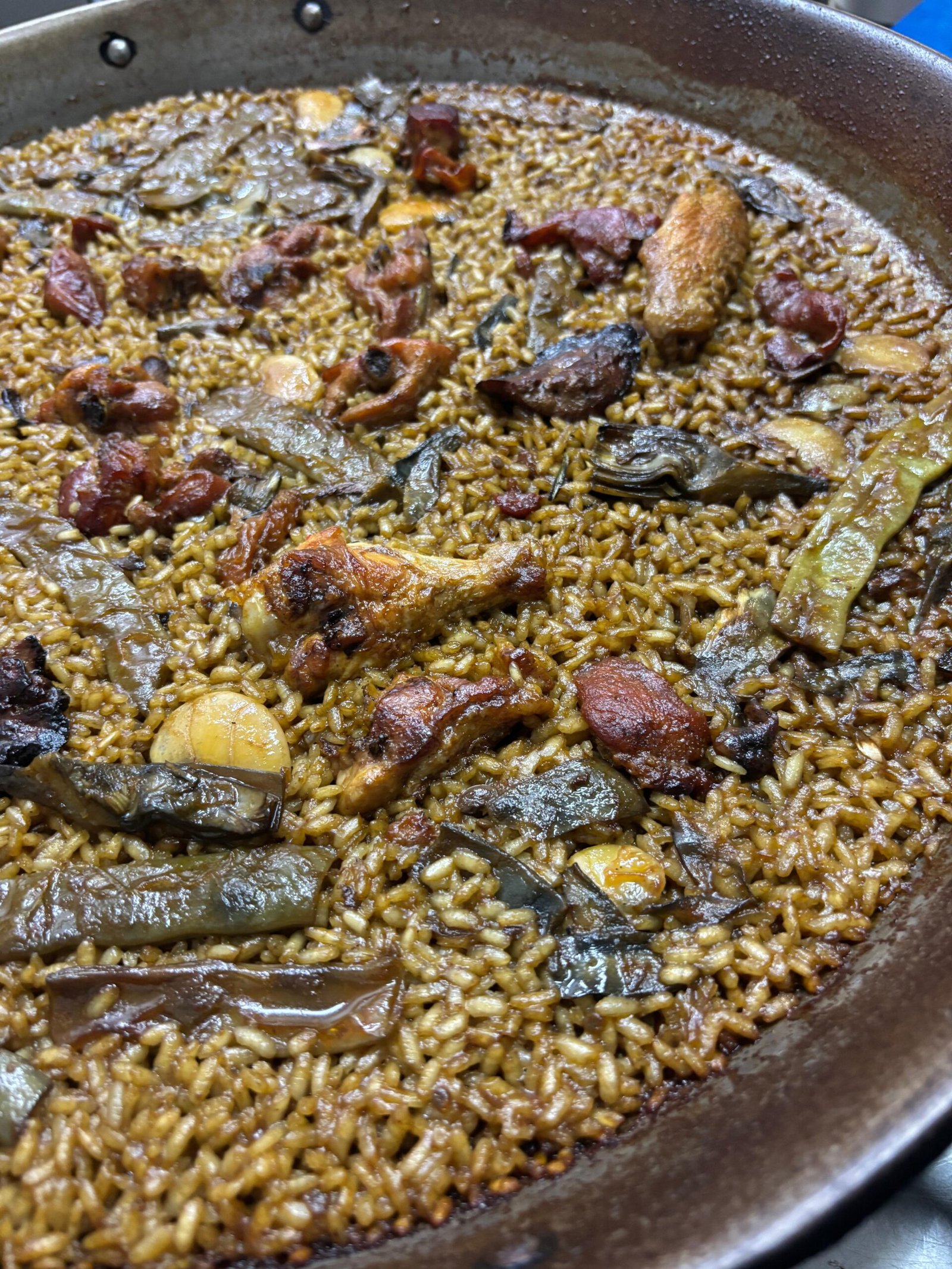 Arroz servido en paella en El Portón de Sorní