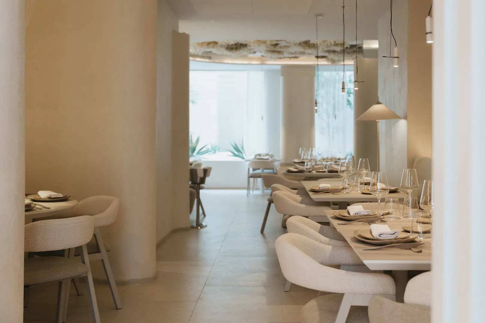 Mesa de grupo preparada antes de una llegada escalonada