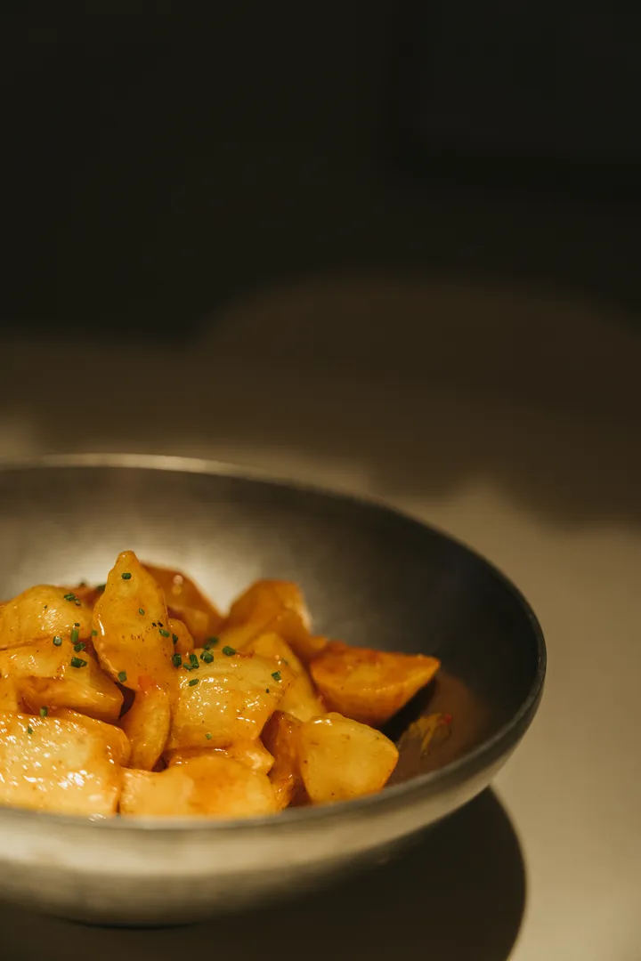 Platos mediterráneos preparados para una mesa con preferencias diferentes