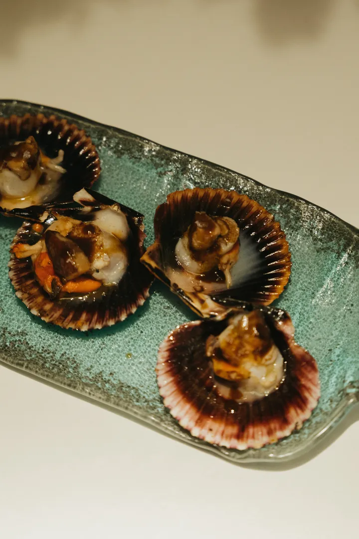 Marisco fresco y cocina mediterránea en una mesa elegante - imagen principal