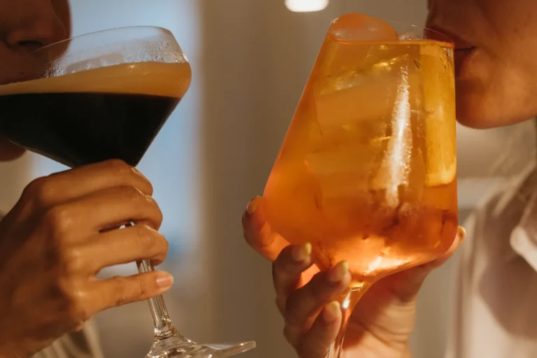 Cenas con vino y producto mediterráneo - imagen principal