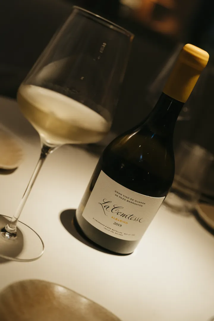 Cenas con vino y producto mediterráneo