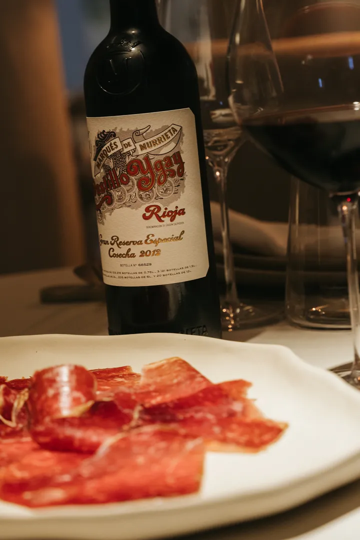 Vino y producto en El Portón de Sorní