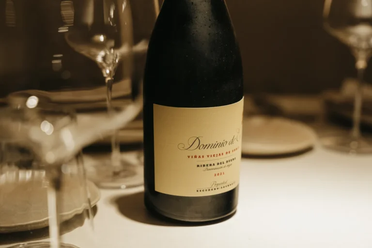 Vino y sobremesa como parte de una experiencia gastronómica para regalar