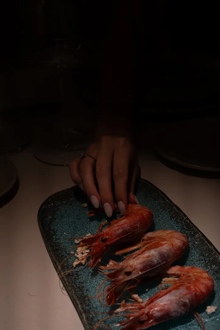 Marisco fresco y cocina mediterránea en una mesa elegante