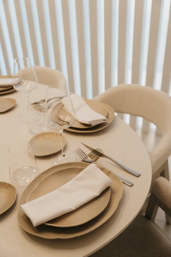 Mesa preparada para organizar una cena de sábado en Valencia