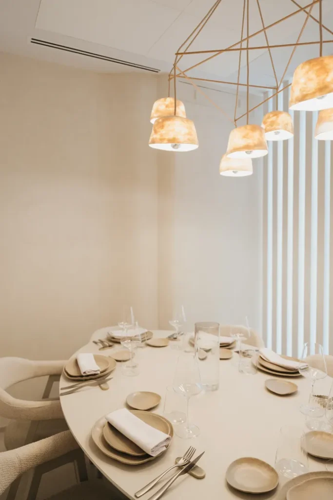Qué comprobar en una reserva online de restaurante antes de cerrar el plan