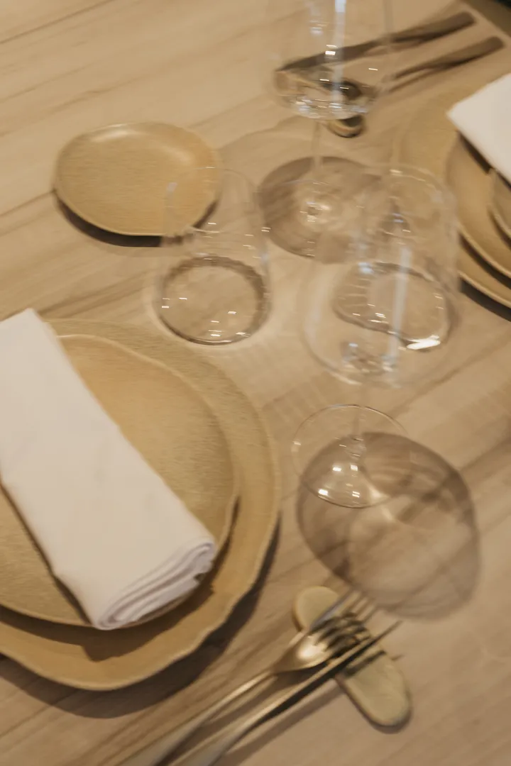 Mesa preparada para visitantes en El Portón de Sorní, Valencia