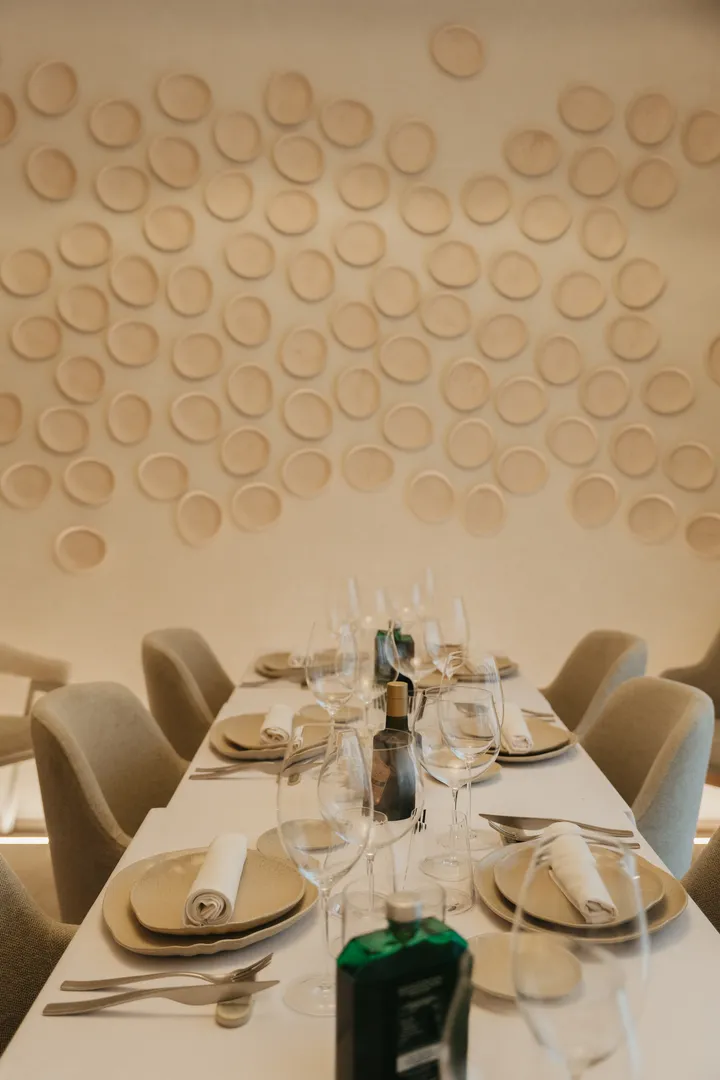 Mesa preparada para una comida o cena con clientes