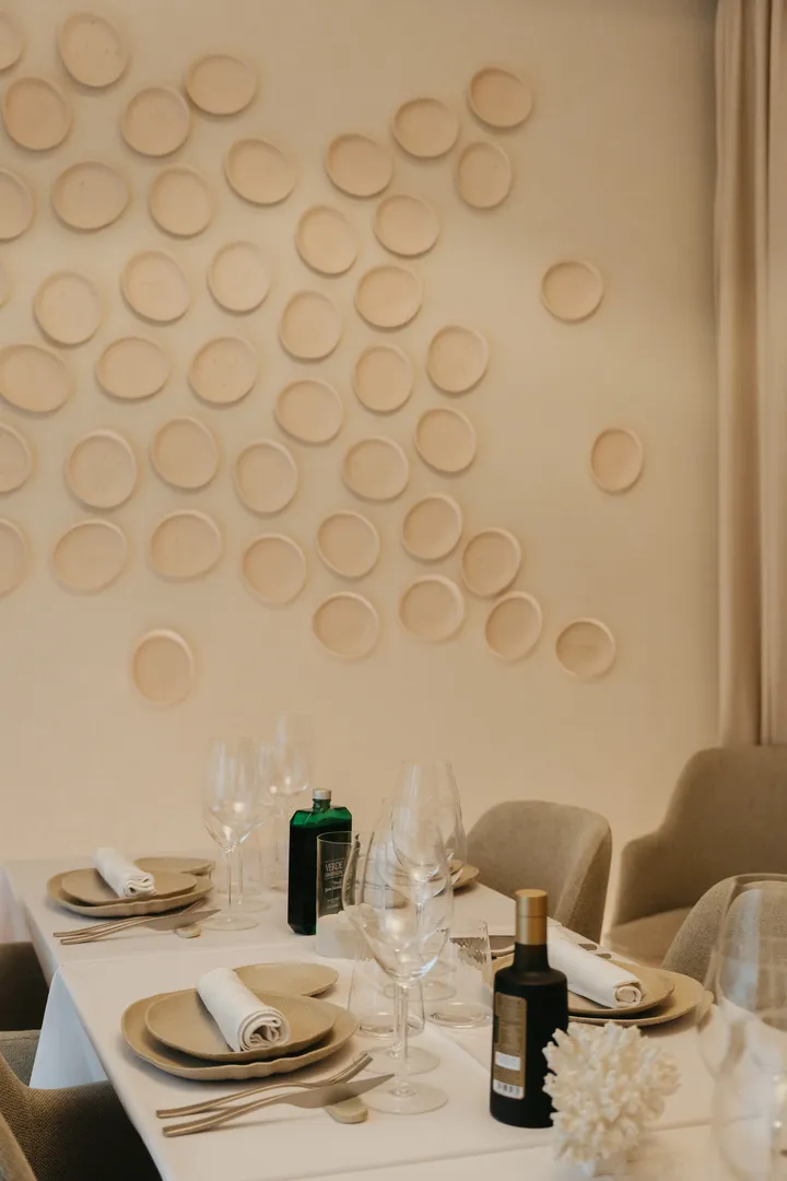 Sala de restaurante con mesas reservadas para la cena