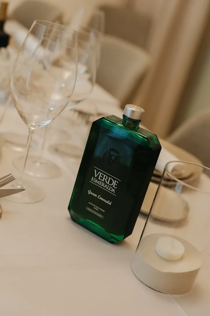 Mesa de restaurante preparada para una reserva de última hora