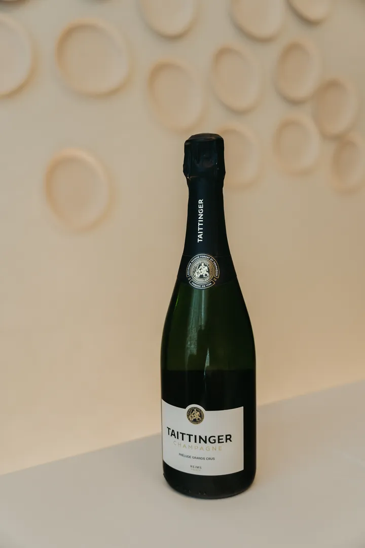 Carta de vinos consultada durante una cena mediterránea