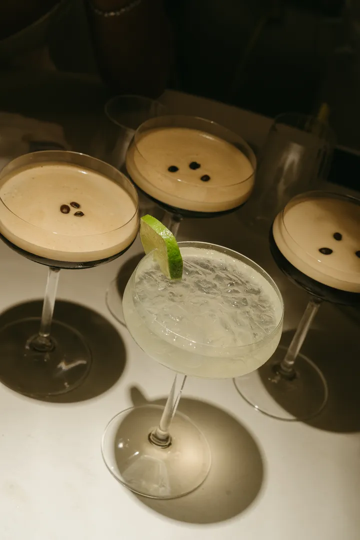 Copas preparadas para la cena del último viernes de agosto en Valencia