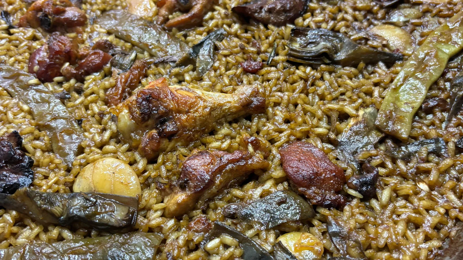 Detalle del grano de un arroz valenciano en paella