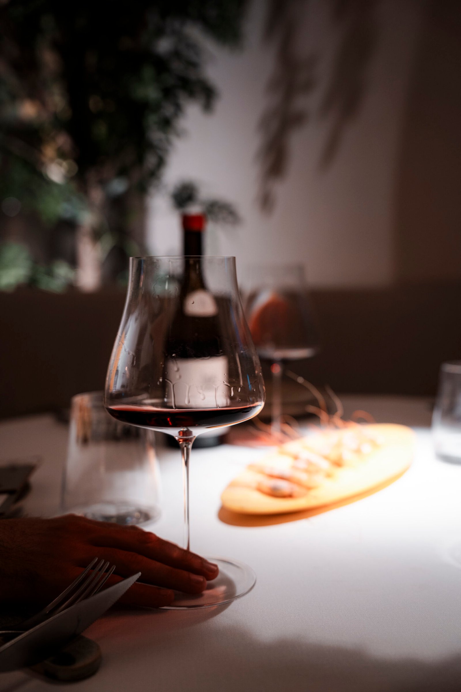 Copa de vino tinto en una mesa del restaurante