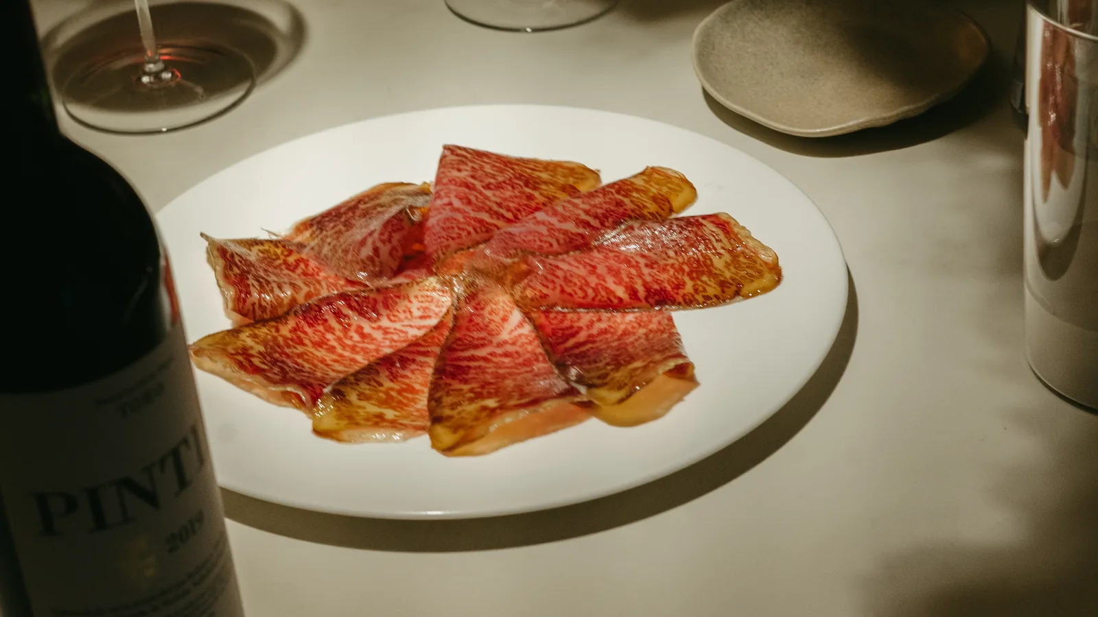 Cecina de wagyu servida en una mesa de El Portón de Sorní