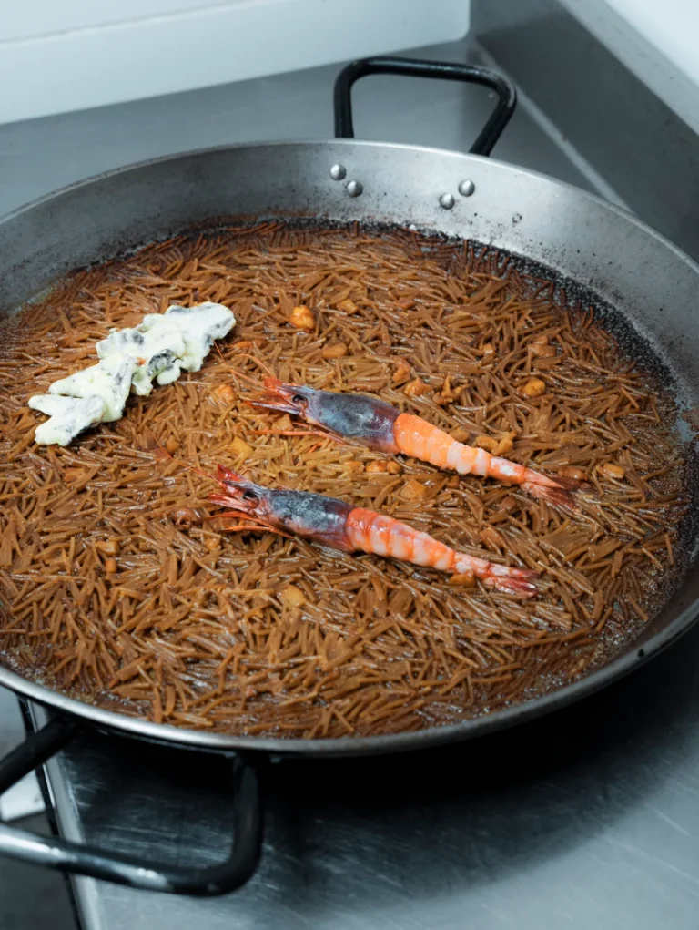 Fideos en paella fotografiados en El Portón de Sorní